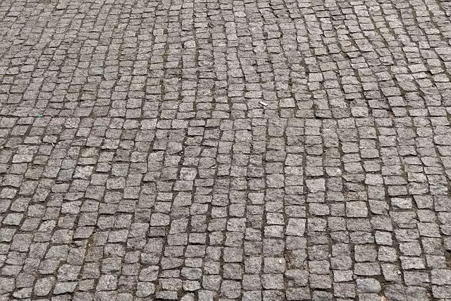 Co wyróżnia młotek brukarski Simplex 80 na tle konkurencji?