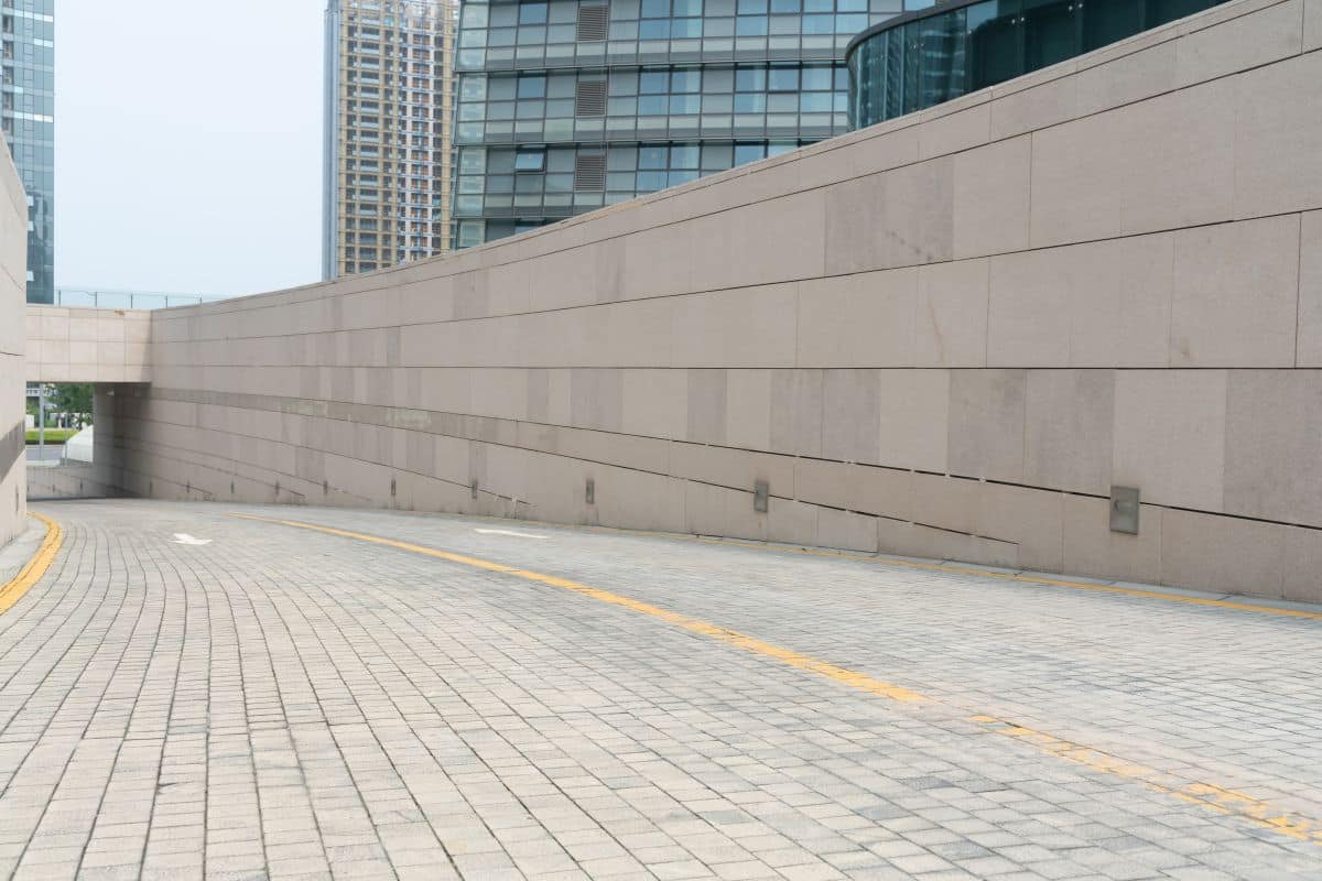 Ściana oporowa z bloków betonowych – solidne i funkcjonalne rozwiązanie